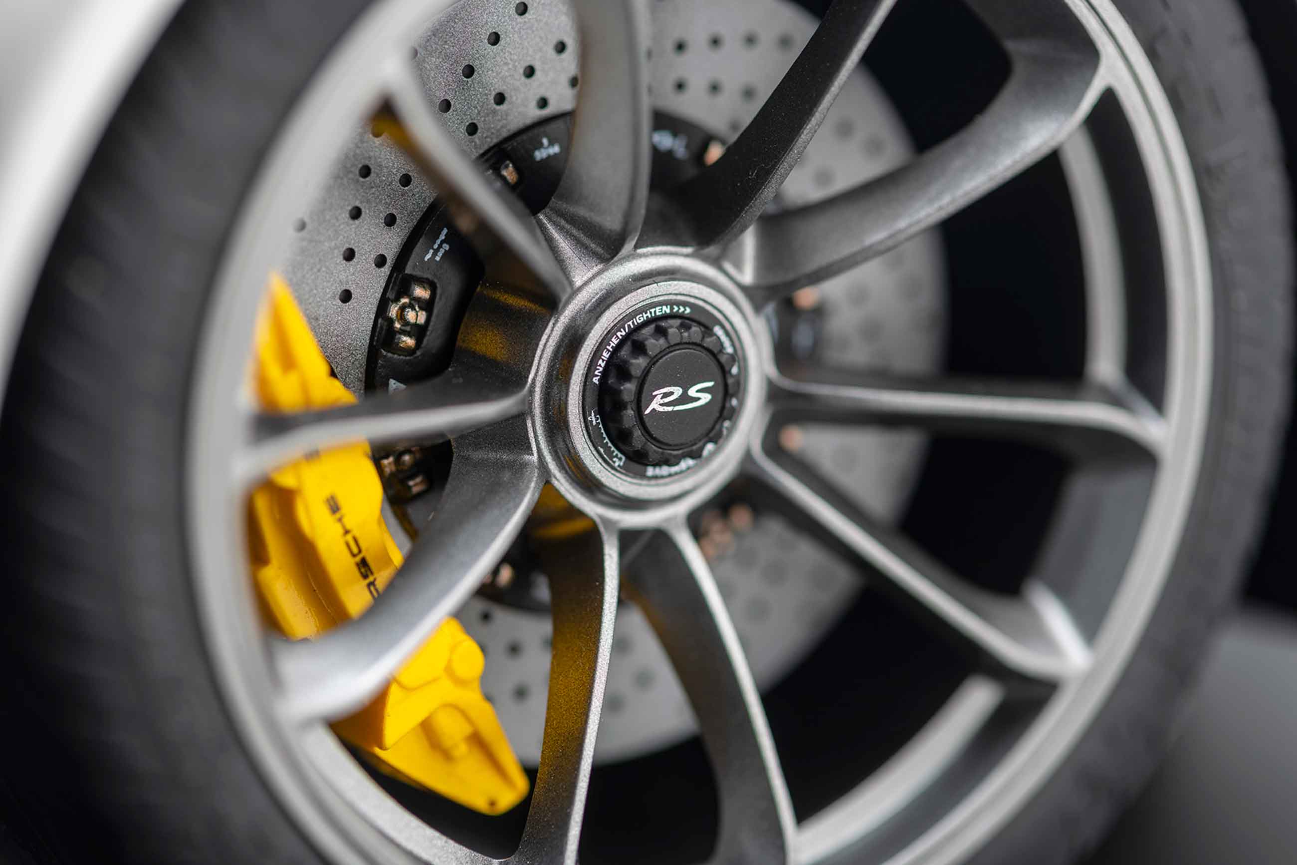 Porsche 911 GT2RS 2018 1:8