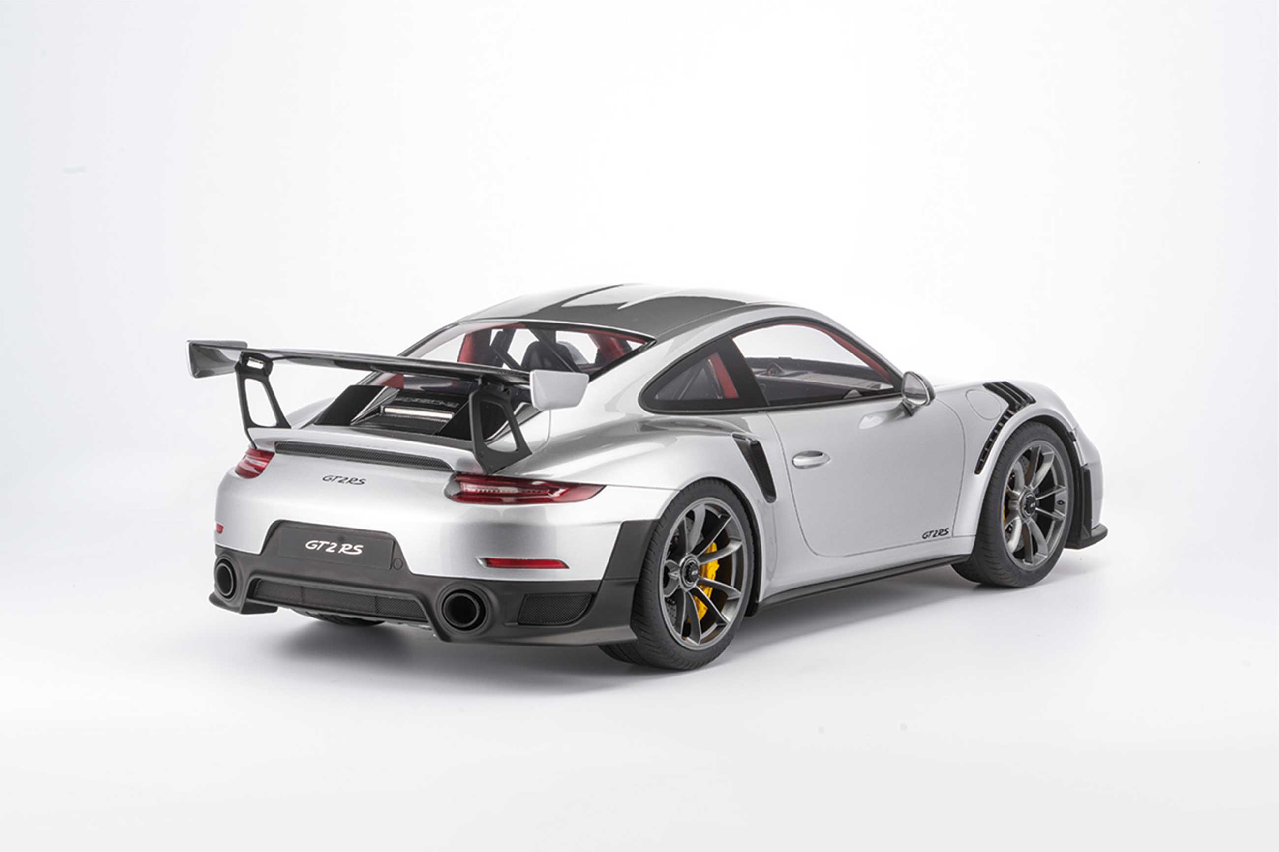 Porsche 911 GT2RS 2018 1:8